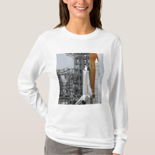 Space Shuttle Endeavor op het lanceerpad 2 T-shirt