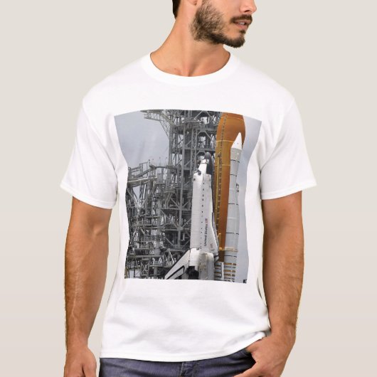 Space Shuttle Endeavor op het lanceerpad 2 T-shirt (Voorkant)