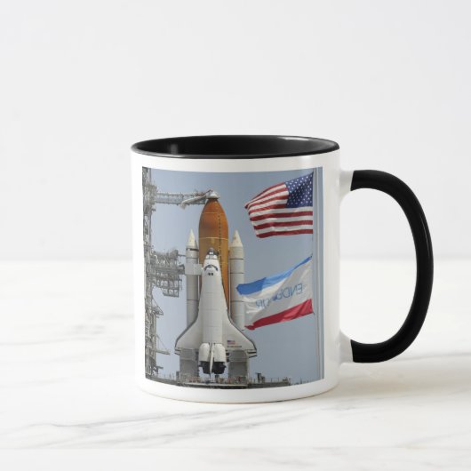 Space Shuttle Endeavor op het lanceerpad 3 Mok (Rechts)