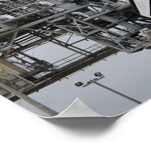 Space Shuttle Endeavor op het lanceerpad 3 Poster (Hoek)