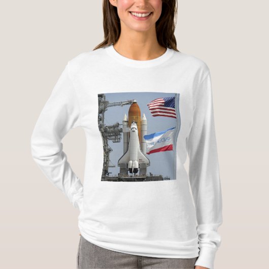 Space Shuttle Endeavor op het lanceerpad 3 T-shirt (Voorkant)