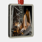 Space Shuttle Endeavor op het lanceerpad Metalen Ornament (Rechts)