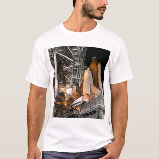 Space Shuttle Endeavor op het lanceerpad T-shirt (Voorkant)