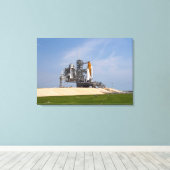 Space Shuttle Endeavour op het lanceerplatform 4 Canvas Afdruk (Insitu (Houten vloer))