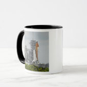 Space Shuttle Endeavour op het lanceerplatform 5 Mok (Voorkant links)