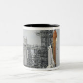 Space Shuttle Endeavour op het lanceerplatform 5 Tweekleurige Koffiemok (Center)