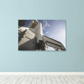 Space Shuttle Endeavour op het lanceerplatform 6 Canvas Afdruk (Insitu (Houten vloer))