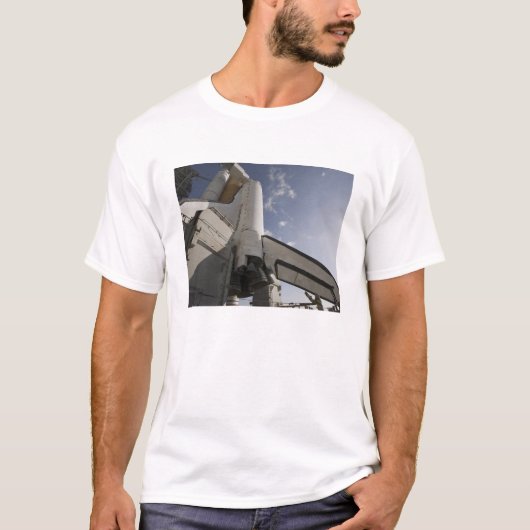 Space Shuttle Endeavour op het lanceerplatform 6 T-shirt (Voorkant)