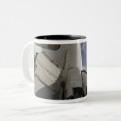 Space Shuttle Endeavour op het lanceerplatform 6 Tweekleurige Koffiemok (Voorkant links)