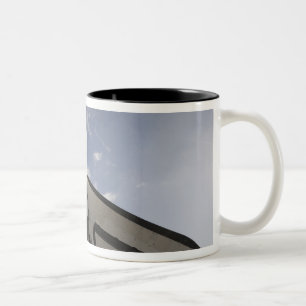 Space Shuttle Endeavour op het lanceerplatform 6 Tweekleurige Koffiemok