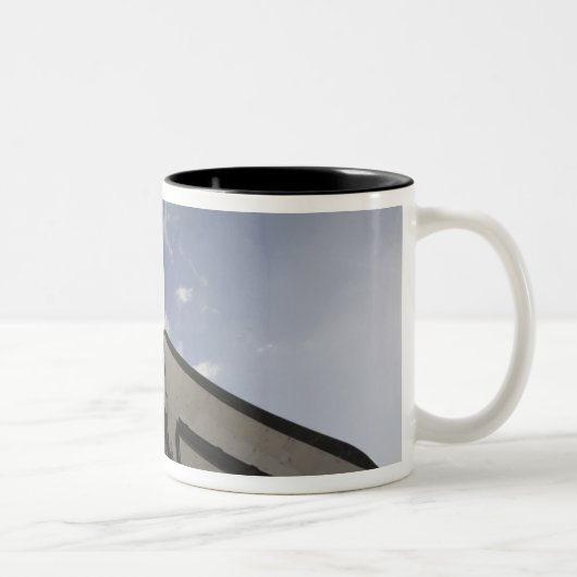 Space Shuttle Endeavour op het lanceerplatform 6 Tweekleurige Koffiemok (Rechts)