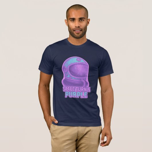 Space Turnin Purple – Surreal Astronaut Helmet T-shirt (Voorkant volledig)
