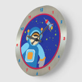 Spaceboy die buiten het ruimteschip drijft grote klok (Hoek)