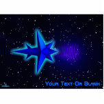 Spacecraft voor zwaartekracht fotobeeldje magneet<br><div class="desc">Een eenvoudig, blauw-toon 3D fractal afbeelding dat op een gestileerde ruimteschip lijkt dat op een starre achtergrond wordt toegevoegd. Concentrische ringen (zwaartekrachtgolven?) komen uit het ruimtevaartuig voort in het schijnbaar lege vacuüm van de ruimte. Een lichtblauwe aura omringt het ruimtevaartuig, misschien het resultaat sneller dan licht reizen. Voeg je eigen...</div>