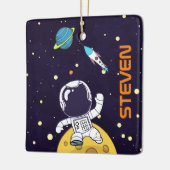 Spaceman Astronaut die de buitenruimte onderzoekt Keramisch Ornament (Links)