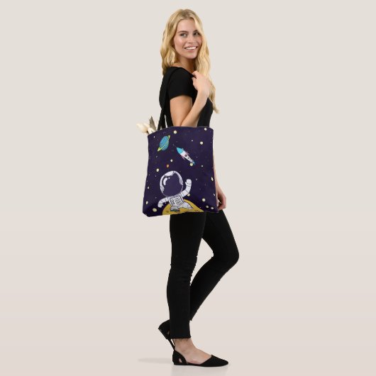 Spaceman Astronaut Floating in Buitenruimte Tote Bag (Op model)