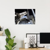 Spaceshuttle Discovery gekoppeld aan ISS (STS-114) Poster (Thuiskantoor)