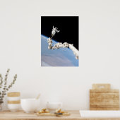 Spacewalk tijdens STS-114 Shuttle Mission to ISS Poster (Keuken)