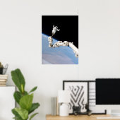 Spacewalk tijdens STS-114 Shuttle Mission to ISS Poster (Thuiskantoor)