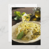 Spaghetti met basilicum en parmesan op bord, briefkaart (Voorkant / Achterkant)
