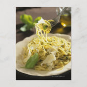 Spaghetti met basilicum en parmesan op bord, briefkaart (Voorkant)