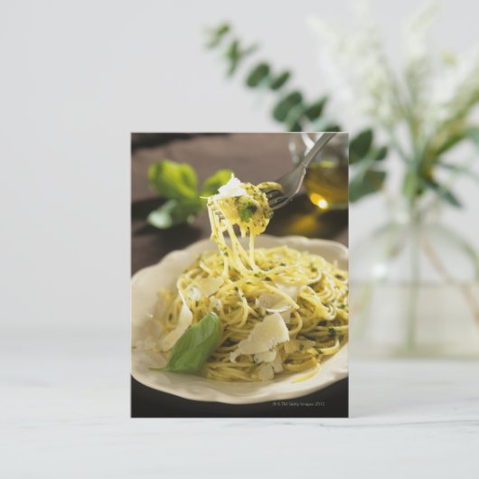 Spaghetti met basilicum en parmesan op bord, briefkaart (Staand voorkant)