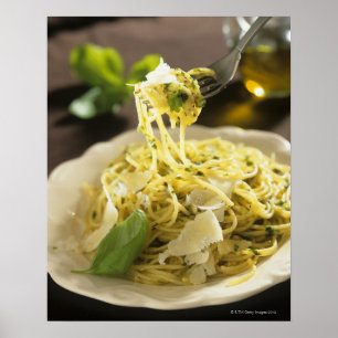 Spaghetti met basilicum en parmesan op bord, poster