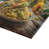 Spaghetti met courgette bloesems snijplank (Hoek)