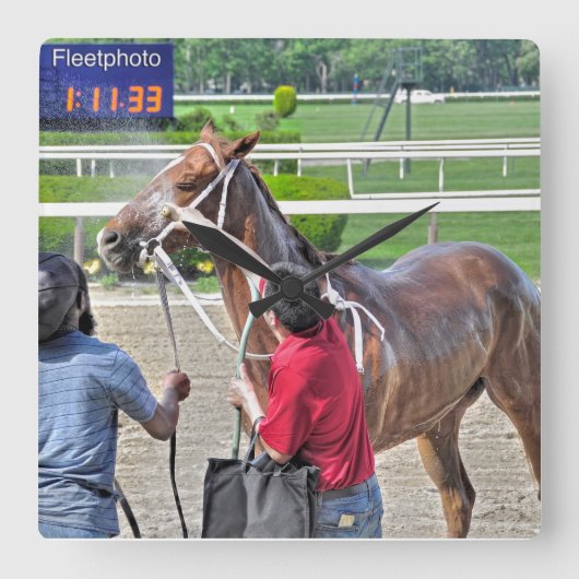 Spango wint in Belmont Park Vierkante Klok (Voorkant)