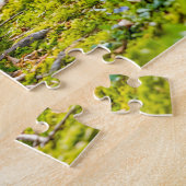 Spaniel loopt door een heldere lentebos legpuzzel (Zijkant)
