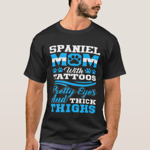 Spaniel mam met Tattoos  ogen en dik T-shirt