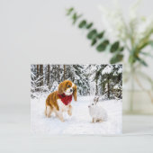 Spaniel ontmoet sneeuwhaas in winterbos briefkaart (Staand voorkant)