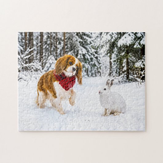 Spaniel ontmoet sneeuwhaas in winterbos legpuzzel (Horizontaal)