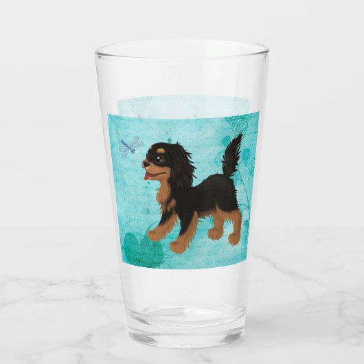 Spaniel van de zwarte en Tan Cavalier met een drag Glas (Achterkant)