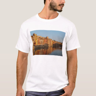 Spanje. Catalonië. Girona. Huisvesting op de Onyar T-shirt