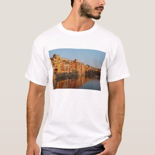 Spanje. Catalonië. Girona. Huisvesting op de Onyar T-shirt (Voorkant)