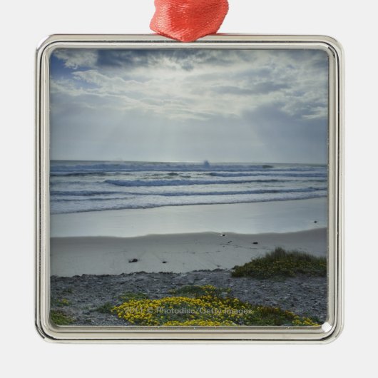 Spanje kust met Gele Bloemen en Sun Beams Metalen Ornament (Voorkant)