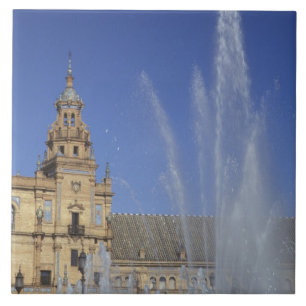 Spanje, Sevilla, Andalusië Fontein en rijkversierd Tegeltje