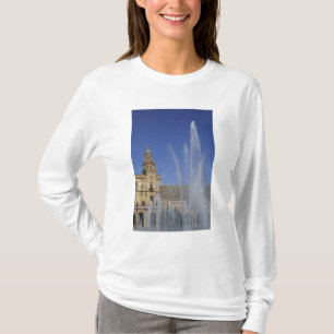 Spanje, Sevilla, Andalusië Fontein en sierlijk T-shirt