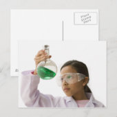 Spannend meisje in bekerglas met vloeistof briefkaart (Voorkant / Achterkant)