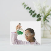 Spannend meisje in bekerglas met vloeistof briefkaart (Staand voorkant)