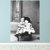 Spannende vintage-portret van broers en zusters canvas afdruk (Insitu (Houten vloer))