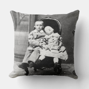 Spannende vintage-portret van broers en zusters kussen