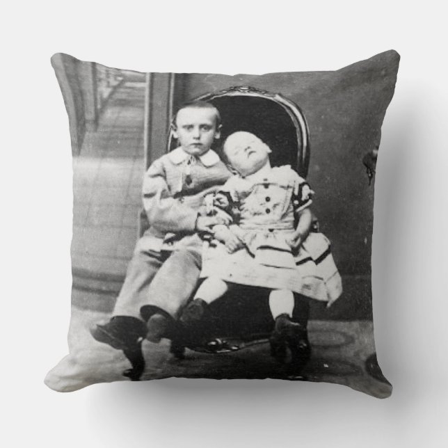 Spannende vintage-portret van broers en zusters  kussen (Voorkant)