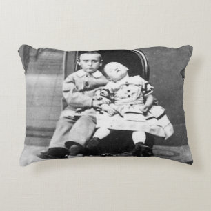 Spannende vintage portretfoto van broer of zus  accent kussen