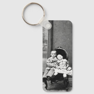 Spannende vintage portretfoto van broer of zus sleutelhanger