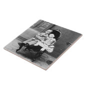 Spannende vintage portretfoto van broer of zus tegeltje (Zijkant)