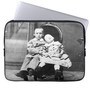 Spannende vintage portretfoto van broers en zuster laptop sleeve