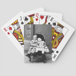 Spannende vintage portretfoto van broers en zuster pokerkaarten