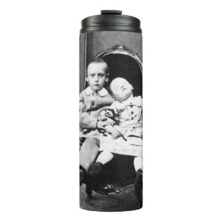 Spannende vintage portretfoto van broers en zuster thermosbeker